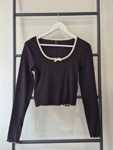 Only Scalloped Edge Long Sleeve Bow Top In Black