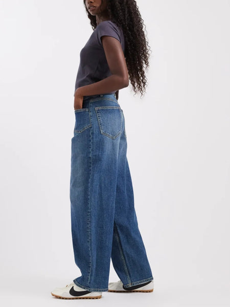 VM Zelda High Rise Pocket Detail Barrel Jeans In Mid Blue