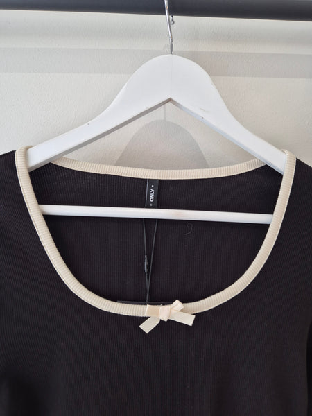 Only Scalloped Edge Long Sleeve Bow Top In Black