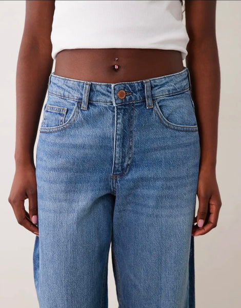 Vila Barrel Leg Jeans In Medium Blue