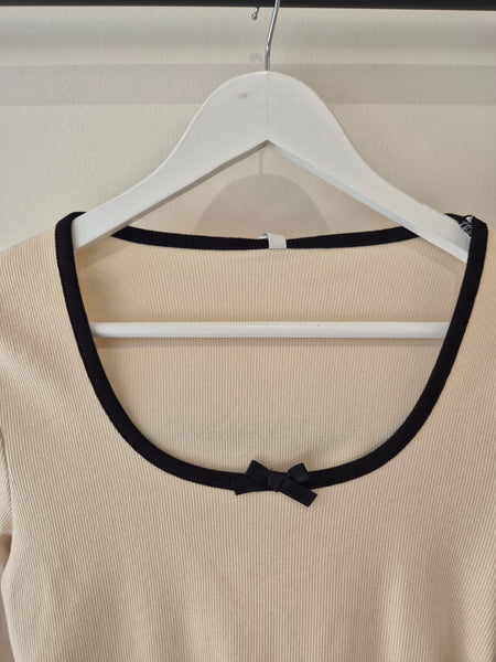 Only Scalloped Edge Long Sleeve Bow Top In Birch
