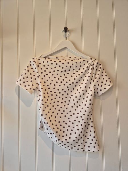 VM Short Sleeve Asymmetric Hem Boatneck Top In Brown Polkadot