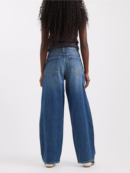 VM Zelda High Rise Pocket Detail Barrel Jeans In Mid Blue