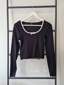 Only Scalloped Edge Long Sleeve Bow Top In Black