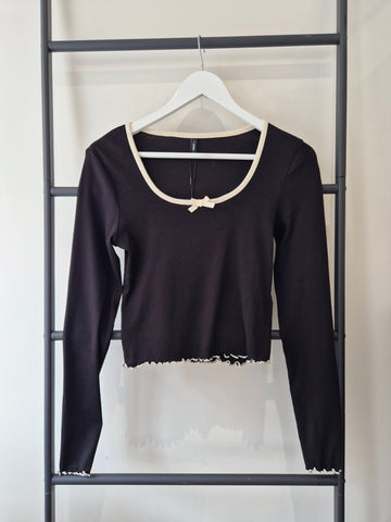 Only Scalloped Edge Long Sleeve Bow Top In Black